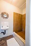 Shoestrings Backpackers & Bar