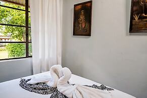 Shoestrings Backpackers & Bar