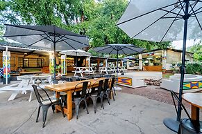 Shoestrings Backpackers & Bar