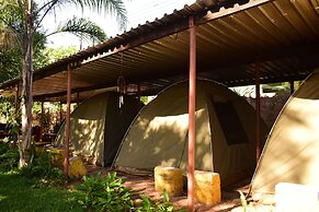 Shoestrings Backpackers & Bar