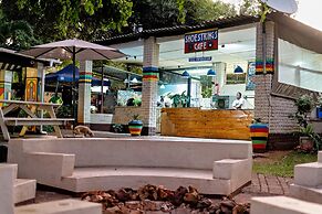 Shoestrings Backpackers & Bar