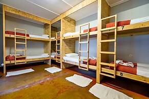 Shoestrings Backpackers & Bar