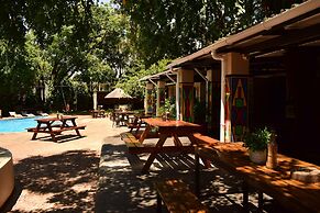 Shoestrings Backpackers & Bar