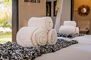 Shoestrings Backpackers & Bar