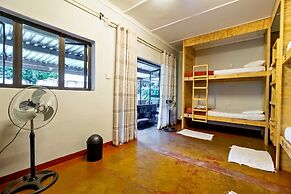 Shoestrings Backpackers & Bar