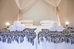 Shoestrings Backpackers & Bar