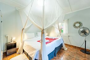 Shoestrings Backpackers & Bar