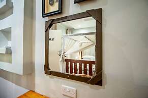 Shoestrings Backpackers & Bar