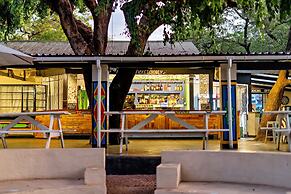 Shoestrings Backpackers & Bar