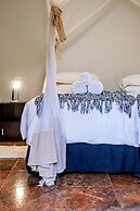 Shoestrings Backpackers & Bar