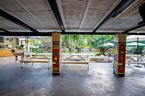 Shoestrings Backpackers & Bar