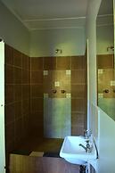 Shoestrings Backpackers & Bar