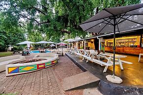 Shoestrings Backpackers & Bar