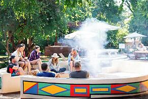 Shoestrings Backpackers & Bar