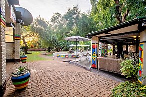 Shoestrings Backpackers & Bar