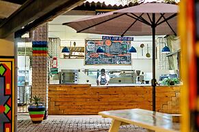 Shoestrings Backpackers & Bar