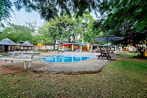 Shoestrings Backpackers & Bar