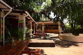 Shoestrings Backpackers & Bar