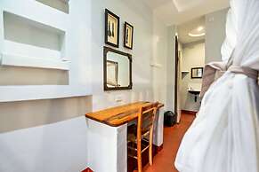 Shoestrings Backpackers & Bar