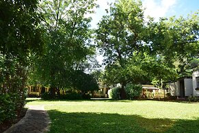 Shoestrings Backpackers & Bar