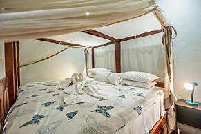 Shoestrings Backpackers & Bar