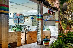 Shoestrings Backpackers & Bar