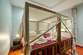 Shoestrings Backpackers & Bar