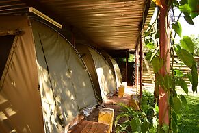 Shoestrings Backpackers & Bar