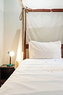Shoestrings Backpackers & Bar