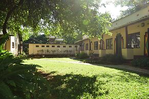 Shoestrings Backpackers & Bar