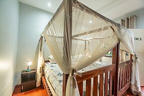 Shoestrings Backpackers & Bar