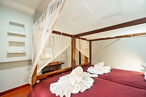 Shoestrings Backpackers & Bar