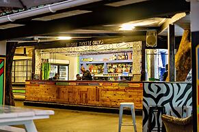 Shoestrings Backpackers & Bar