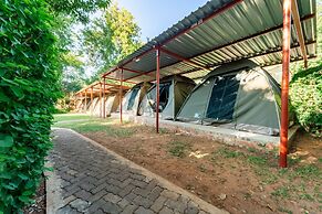 Shoestrings Backpackers & Bar