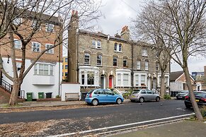 Vauxhall Oasis - 3 Bed House by BaseToGo