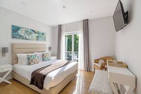 Silver Seahorse Garden Retreat