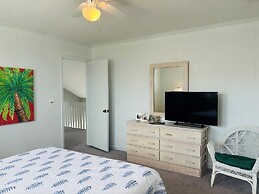 Long Grass 5 Bedroom Home by RedAwning