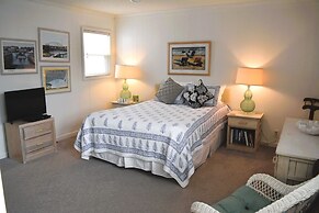 Long Grass 5 Bedroom Home by RedAwning