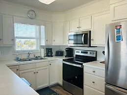 Long Grass 5 Bedroom Home by RedAwning