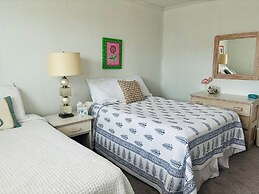 Long Grass 5 Bedroom Home by RedAwning