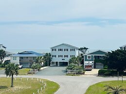 Long Grass 5 Bedroom Home by RedAwning