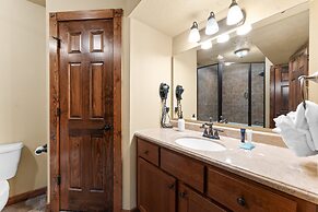 Timeless Memories Lodge 6 Bedroom Cabin by RedAwning