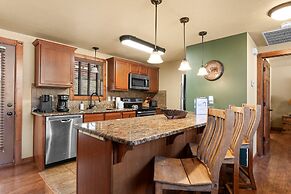 Timeless Memories Lodge 6 Bedroom Cabin by RedAwning