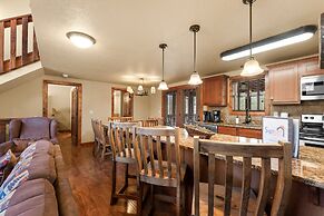 Timeless Memories Lodge 6 Bedroom Cabin by RedAwning