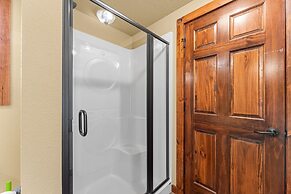 Makin Memories Lodge 6 Bedroom Cabin by RedAwning