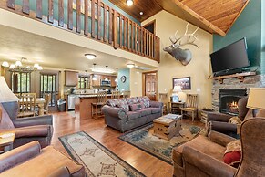 Makin Memories Lodge 6 Bedroom Cabin by RedAwning