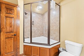 Makin Memories Lodge 6 Bedroom Cabin by RedAwning