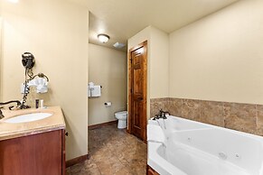 Makin Memories Lodge 6 Bedroom Cabin by RedAwning