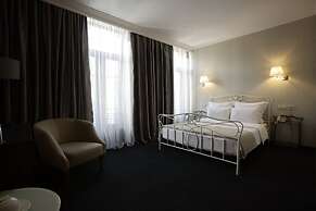 Redline Hotel