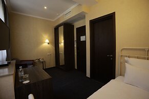 Redline Hotel